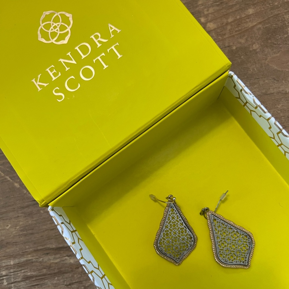 Kendra Scott drop earrings